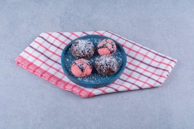 Çikolata soslu, tatlı çöreklerden oluşan mavi ahşap bir tahta. Yüksek kalite fotoğraf