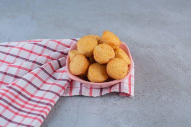 Taş zeminde pembe kekler var. Yüksek kalite fotoğraf