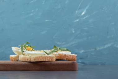 Tahta tahtada kızarmış ekmek ile nefis haşlanmış yumurtalar. Yüksek kalite fotoğraf