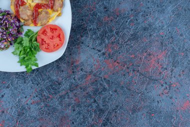 Yeşil soğanlı ve şifalı beyaz bir omlet. Yüksek kalite fotoğraf