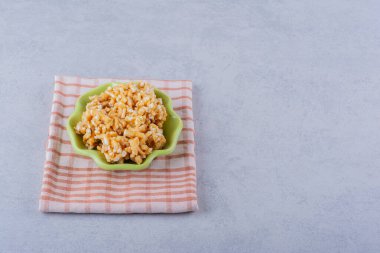 Taş zeminde fındık olan bir kase sert şeker. Yüksek kalite fotoğraf