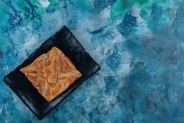 Khachapuri ahşap bir tabakta mermer arka planda. Yüksek kalite fotoğraf