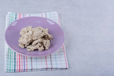 Taş zemin üzerinde mor, lezzetli ayçiçeği halkası. Yüksek kalite fotoğraf