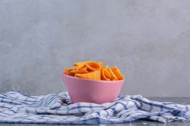 Baharatlı patates koni cipsi çay havlusunda, mermer arka planda. Yüksek kalite fotoğraf