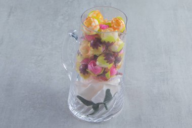 Cam sürahide güzel çiçekler, beyaz arka planda. Yüksek kalite fotoğraf