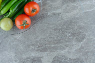 Gri arka planda taze organik sebzelerin üst görüntüsü. Yüksek kalite fotoğraf