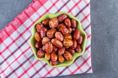 Mermer arka planda, kumaş parçasının üzerindeki bir kasede. Yüksek kalite fotoğraf