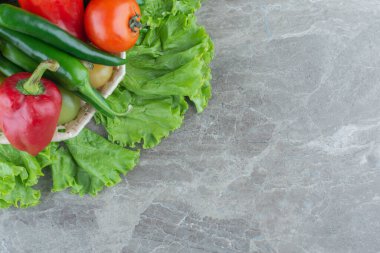 Sepette taze organik sebzeler. Üst Manzara. Yüksek kalite fotoğraf