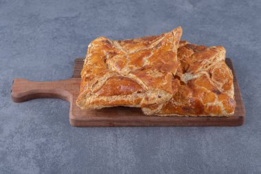 Mermer zemin üzerinde Gürcistan Penovani Khachapuri katmanı var. Yüksek kalite fotoğraf