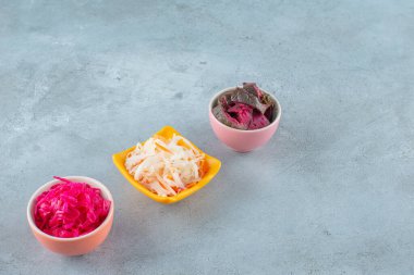 Mermer arka planda, kasede mayalanmış sebzeler. Yüksek kalite fotoğraf