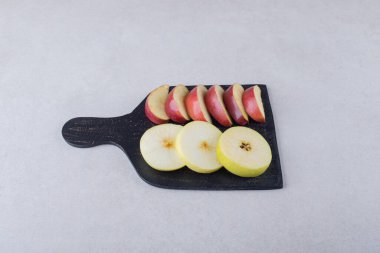 Kesme tahtasında kesilmiş meyveler, mermer arka planda. Yüksek kalite fotoğraf