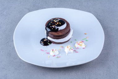 Renkli çikolata soslu, beyaz bir kurabiye tabağı. Yüksek kalite fotoğraf