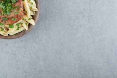 Tahta kasede kızarmış tavuklu makarna. Yüksek kalite fotoğraf