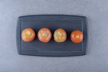 Tepside, mermer zemin üzerinde domates turşusu. Yüksek kalite fotoğraf