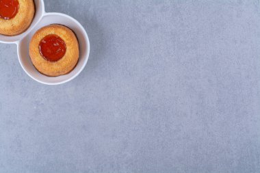 Reçelli üç taze kek tabağı. Yüksek kalite fotoğraf