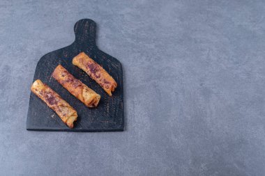 Kesme tahtasında, mermer zeminde, etli gözlemelerin üzerinde Sumac. Yüksek kalite fotoğraf