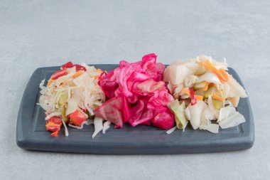 Ahşap tepside, mermer arka planda karışık sebzeler. Yüksek kalite fotoğraf