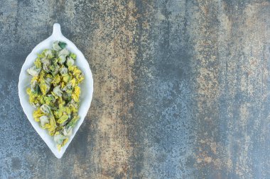 Yaprak şeklinde tabakta kurutulmuş kasımpatı yaprakları. Yüksek kalite fotoğraf