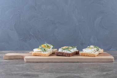 Tahtada haşlanmış yumurtalı tost ekmeği. Yüksek kalite fotoğraf