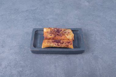 Ahşap tabakta, mermer zeminde, etli gözlemelerin üzerinde Sumac. Yüksek kalite fotoğraf