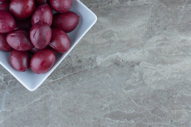 Beyaz kâsede ev yapımı avuç içi fotoğrafı çek. Yüksek kalite fotoğraf