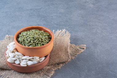 Mermer zemin üzerinde çeşitli dokularda iki kase çekirdek. Yüksek kalite fotoğraf