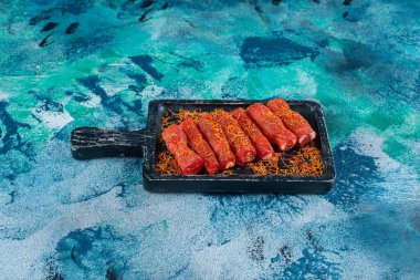 Şeker kaplı Türk tatlıları mermer zemin üzerinde bir tahtada. Yüksek kalite fotoğraf