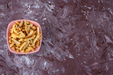 Lezzetli ekmek kırıntıları mermer arka planda. Yüksek kalite fotoğraf