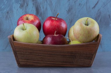 Olgun elmalar kutuda, mermer arka planda. Yüksek kalite fotoğraf