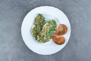 Beyaz tabakta yeşillikli lezzetli omlet. Yüksek kalite fotoğraf