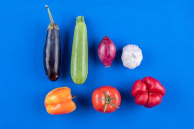 Mavi arka planda bir sürü taze olgun sebze çeşidi. Yüksek kalite fotoğraf