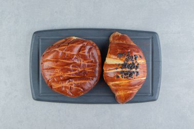 Kara tahtada iki çeşit hamur işi. Yüksek kalite fotoğraf