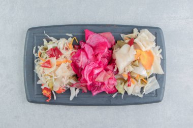 Ahşap tepside, mermer arka planda karışık sebzeler. Yüksek kalite fotoğraf