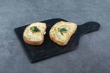 Kara tahtada maydanozlu ve yumurtalı ekmek. Yüksek kalite fotoğraf