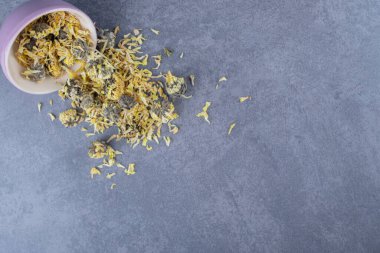 Gri arkaplandaki kurumuş çiçeklerin fotoğrafını kapat. Yüksek kalite fotoğraf