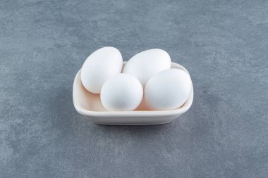 Beyaz kasede organik çiğ yumurta. Yüksek kalite fotoğraf