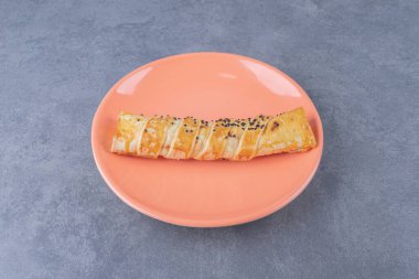 Mermer arka planda, tabakta susamlı köfte. Yüksek kalite fotoğraf