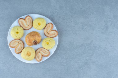 Beyaz tabakta ev yapımı kurabiyelerin üst görüntüsü. Yüksek kalite fotoğraf