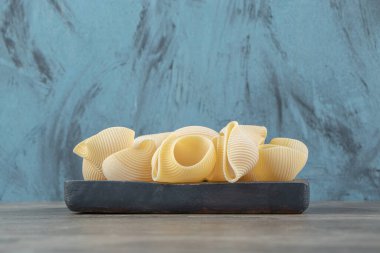 Siyah tabakta pişmemiş deniz kabuğu makarnası. Yüksek kalite fotoğraf