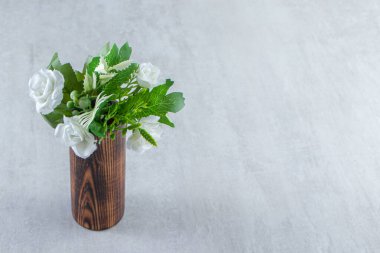 Beyaz arka planda, tahta sürahide beyaz çiçekler. Yüksek kalite fotoğraf