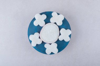 Mermer zemin üzerinde taze dilimlenmiş turp. Yüksek kalite fotoğraf