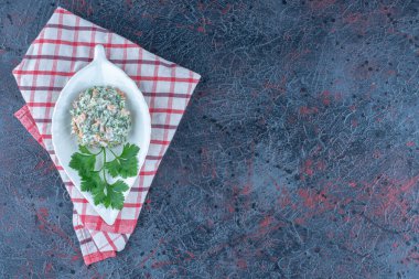 Lezzetli salata ve otlarla dolu beyaz bir tabak. Yüksek kalite fotoğraf