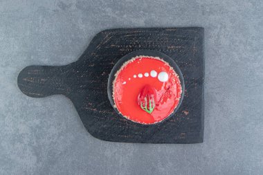 Siyah kesme tahtasının üzerinde çilekli kek var. Yüksek kalite fotoğraf