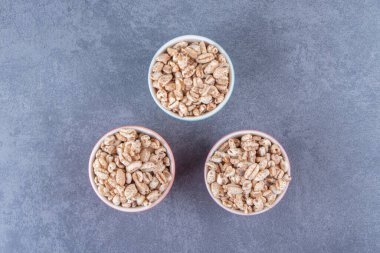 Üç kase tatlı müsli, mermer arka planda. Yüksek kalite fotoğraf