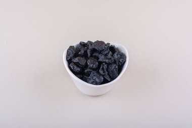 Beyaz arka planda beyaz bir kase kurutulmuş erik meyvesi. Yüksek kalite fotoğraf