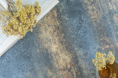 Bir bardak yeşil çay ve kitapla birlikte çiçekler. Yüksek kalite fotoğraf