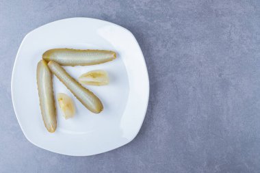 Beyaz tabakta konserve salatalık dilimlerinin üst görüntüsü. Yüksek kalite fotoğraf