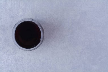 Mermer arka planda, bardakta nefis nar suyu. Yüksek kalite fotoğraf