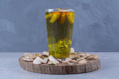 Mermer zemin üzerinde bir bardak portakal suyu. Yüksek kalite fotoğraf