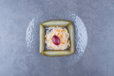 Ev yapımı lahana turşusu ve cam tabakta turşu dilimi. Yüksek kalite fotoğraf